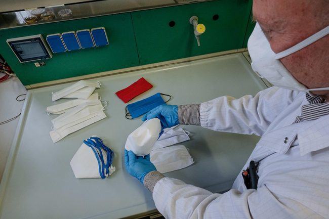 ANSA, ALESSANDRO DI MEO. Test per valutare lefficacia delle mascherine, quali DPI, dispositivi di protezione individuale presso il laboratorio di Arpa Lazio
