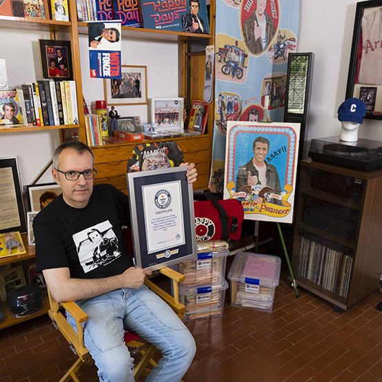 Giuseppe Ganelli mostra il certificato conferitogli come più grande collezionista di Happy Days