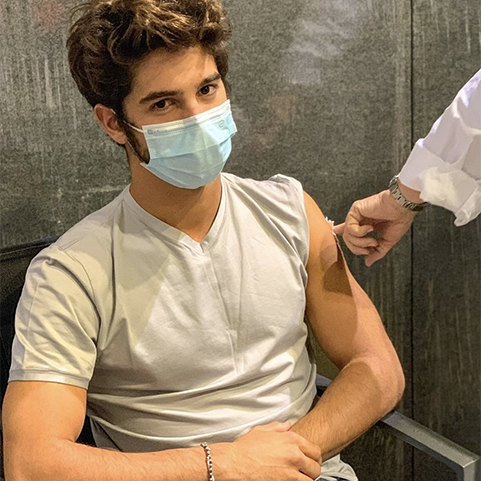Matteo Restivo mentre si sta vaccinando