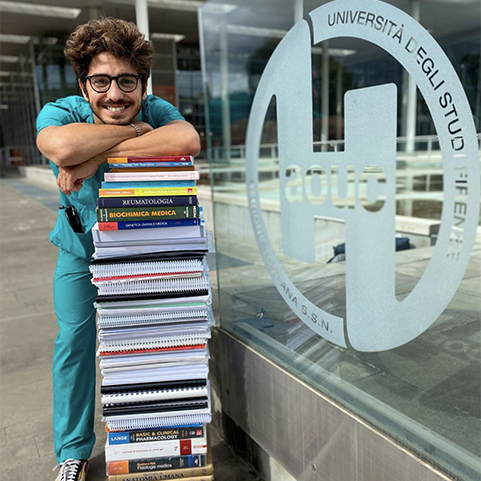 Matteo Restivo dopo l'ultimo esame con i libri universitari